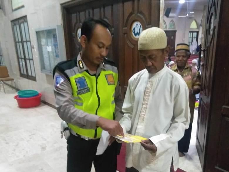 Polsek Krembangan Sosialisasi SPKT Door To Door ke Jamaah Masjid