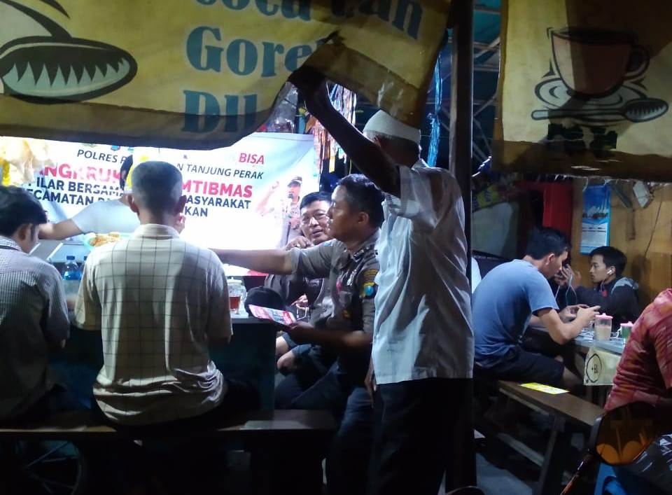 Polsek Pabean Cantikan Sampaikan Waspada Hoax ke Pengunjung Warung Kopi