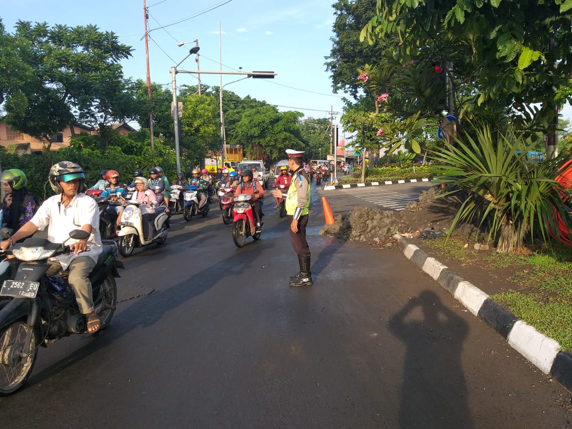 Bantu Keberangkatan Pekerja & Anak Sekolah, Polsek Asemrowo Rutin Atur Lalu Lintas Pagi