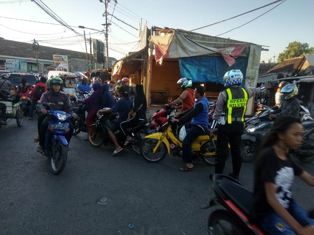 Satlantas Polres Tanjung Perak Gelar Pengaturan Sore, Bantu Kepulangan Pekerja