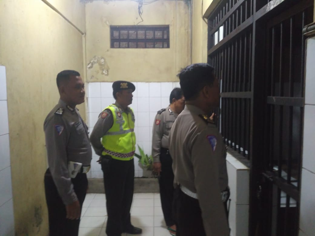 Polsek Kenjeran Lakukan Pengecekan Rutin Ruang Tahanan Usai Apel Malam