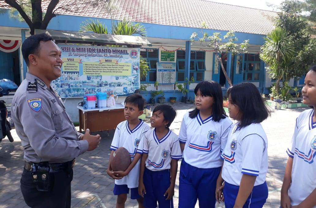 Babinkamtibmas Perak Barat Laksanakan Rabu Narsis di SD Santo Mikael