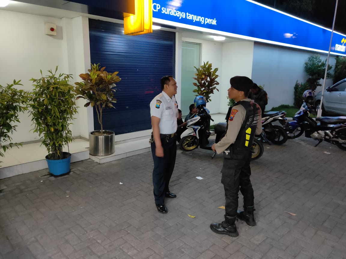 Patroli Malam di Kantor Bank, Satsabhara Polres Tanjung Perak Sampaikan Pesan Kamtibmas