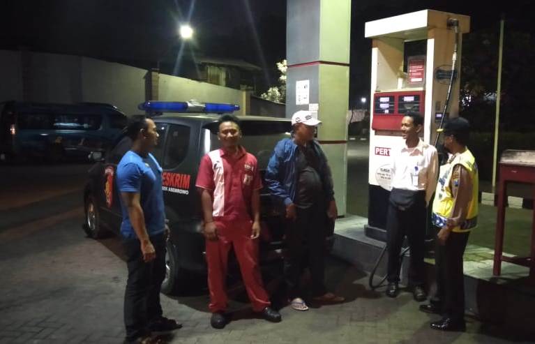 Polsek Asemrowo Gelar Patroli Malam di SPBU, Sampaikan Pesan Waspada Jambret