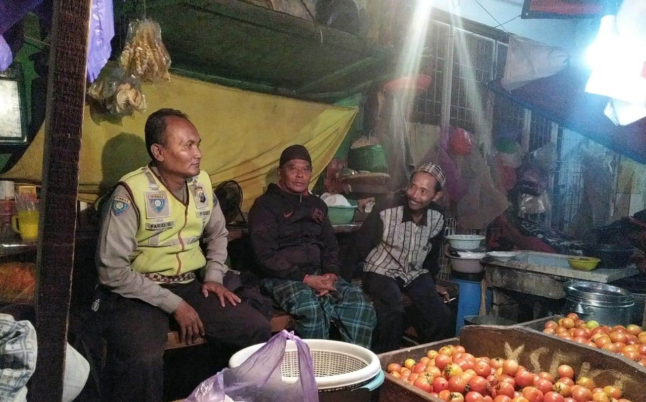Babinkamtibmas Nyamplungan Sampaikan Pesan Tertib Ke Pedagang Pasar