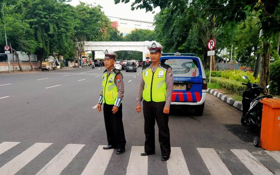 Unit Lantas Polsek Pabean Cantikan Lakukan Pengaturan Pagi, Berikan Pelayanan Pada Masyarakat