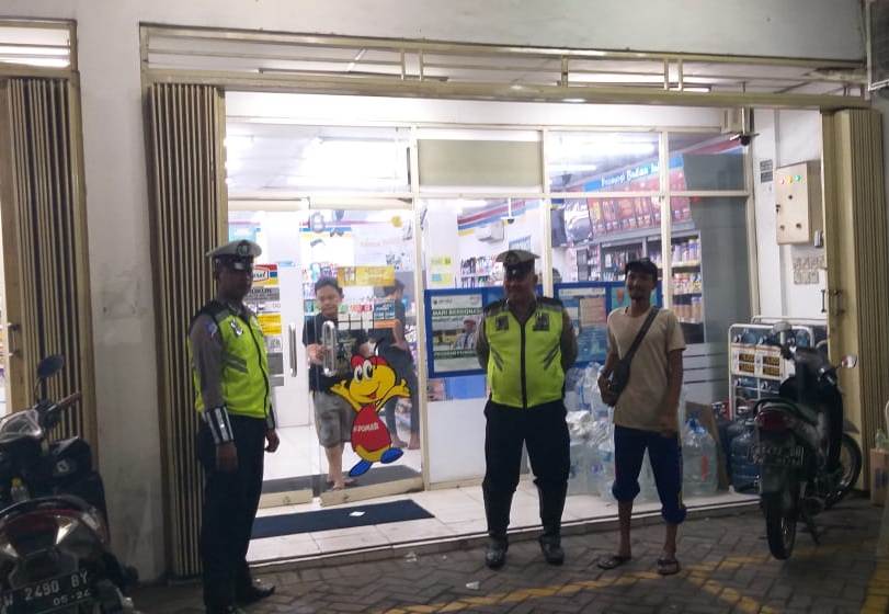 Polsek Asemrowo Gelar Patroli Malam di Mini Market Sampaikan Pesan Waspada 3C