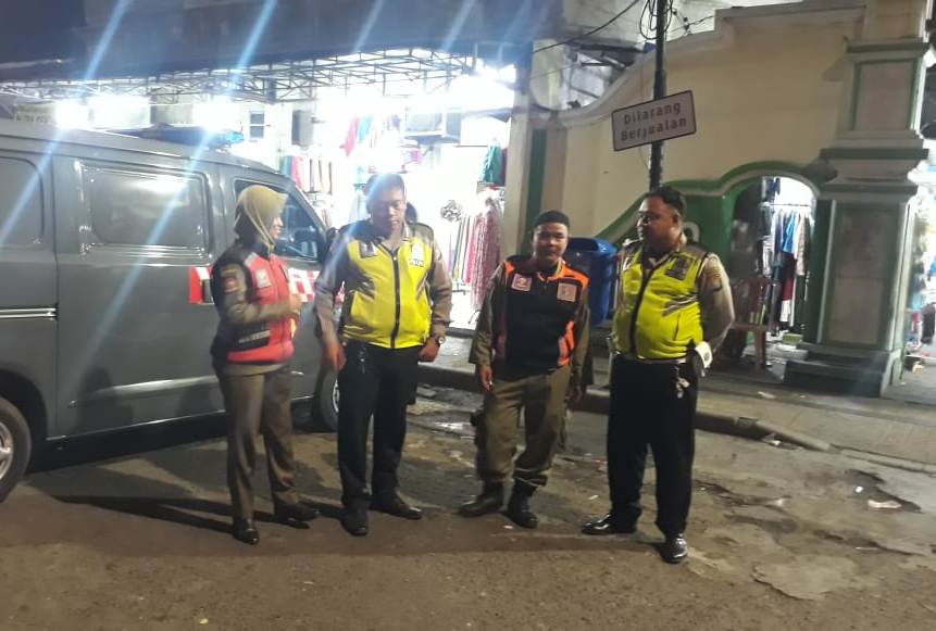 Polsek Semampir Lakukan Penjagaan di Wisata Religi Ampel Bareng Satpol PP