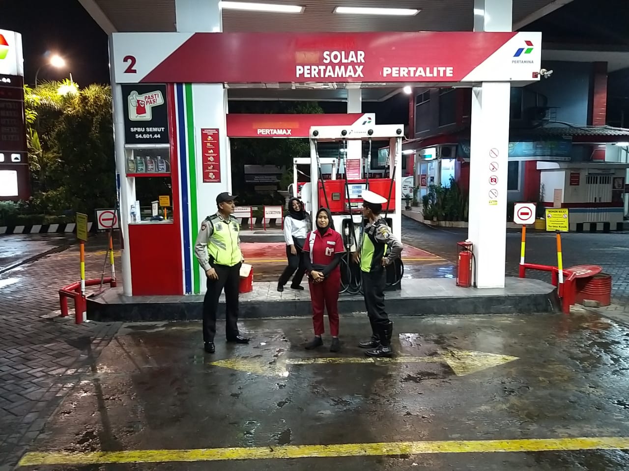 Pantau Keamanan SPBU, Polsek Pabean Cantikan Laksanakan Patroli Malam