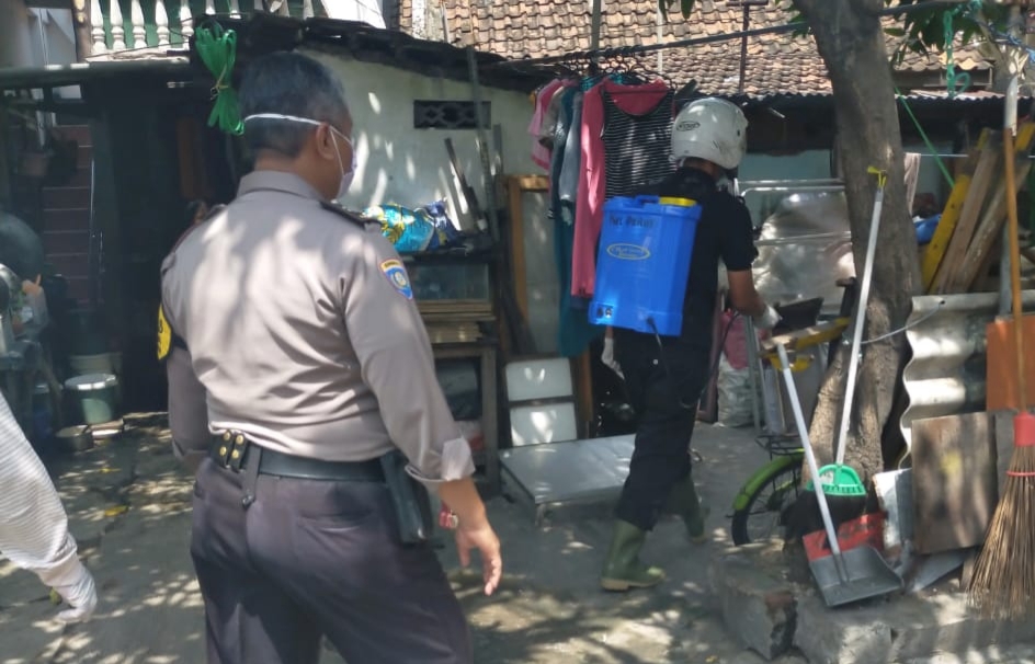 Babinkamtibmas Perak Utara Kawal Kegiatan Penyemprotan Antiseptic di Pemukiman