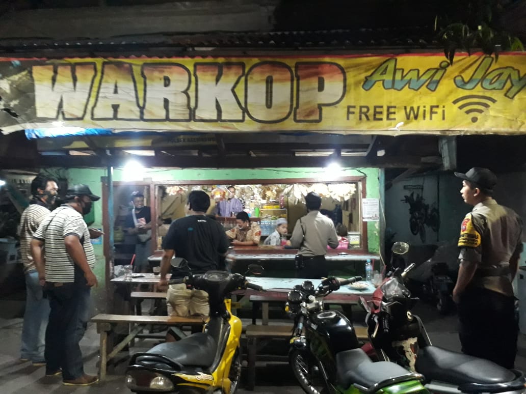 Polsek Asemrowo Gelar Patroli di Warkop, Bubarkan Para Pengunjung