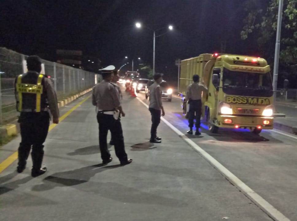 Personil Piket Pospam Suramadu Lakukan Penyekatan Kendaraan Menuju Madura