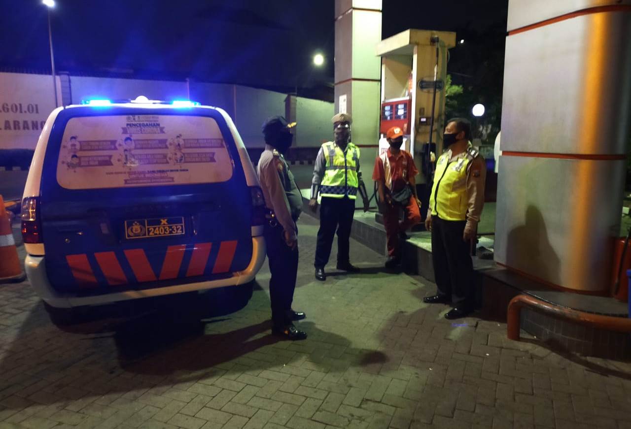 Polsek Asemrowo Gelar Patroli Malam di SPBU, Sampaikan Himbauan Waspada Uang Palsu