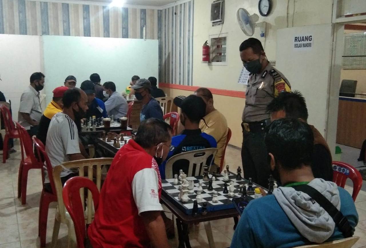 Babinkamtibmas Takal Kedinding Pantau Penerapan Protokol Kesehatan di Pertandingan Catur