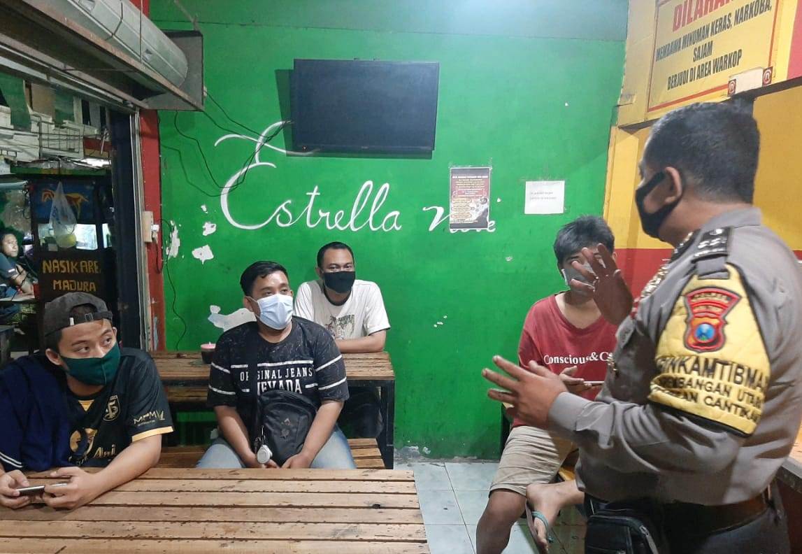 Babinkamtibmas Krembangan Utara Sosialisasikan 3M Ke Pengunjung Warung