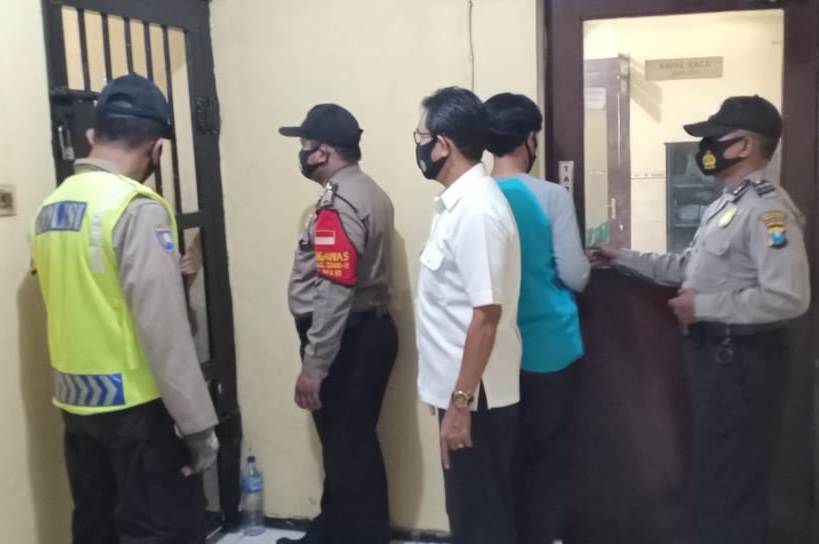 Pantau Kesehatan Tahanan, Polsek Semampir Lakukan Pengecekan Pagi & Malam