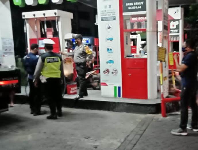 Polsek Pabean Cantikan Gelar Patroli Malam di SPBU, Sampaikan Waspada Uang Palsu