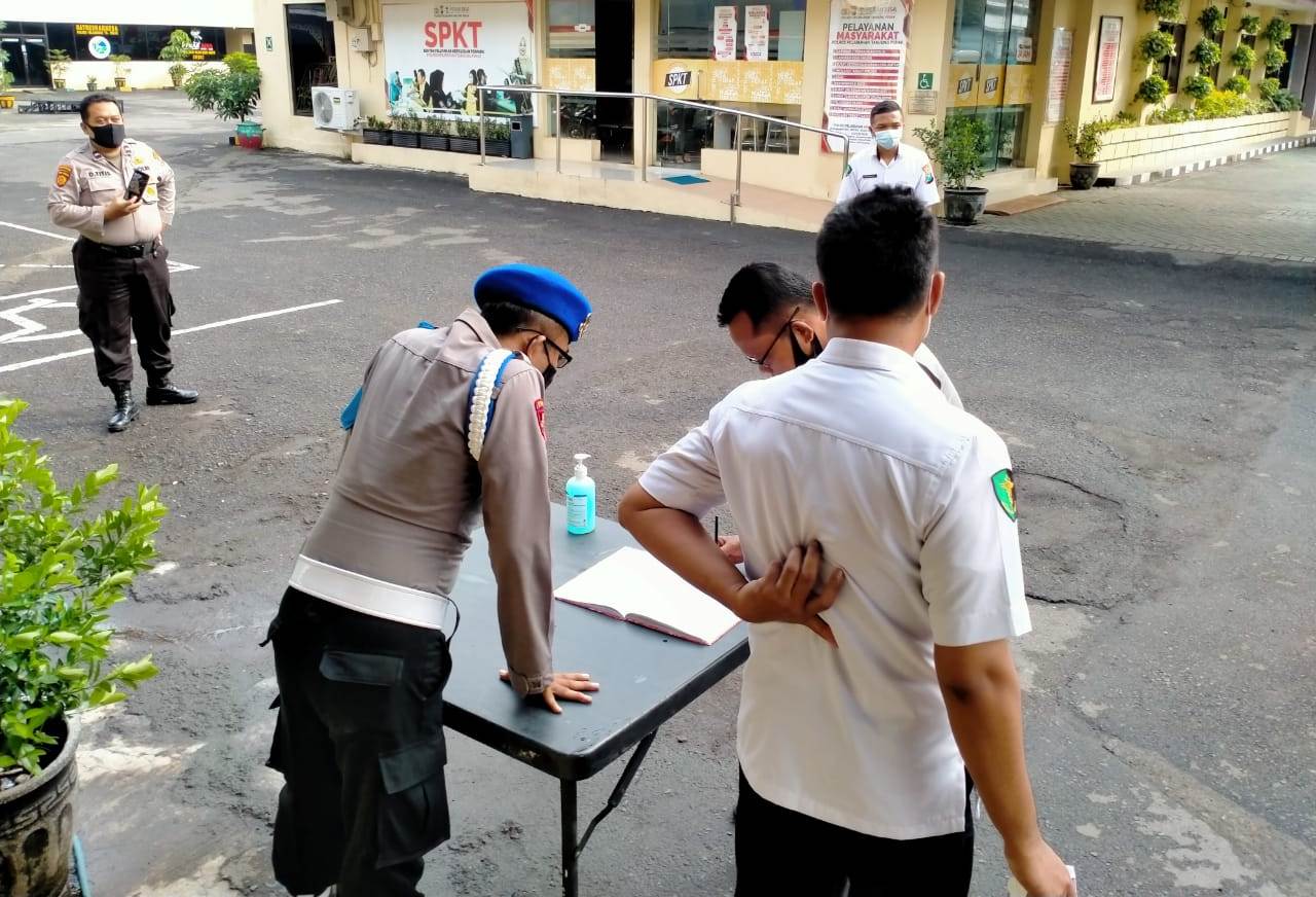 Cegah Penyebaran Covid-19, Urkes Polres Tanjung Perak Lakukan Cek Suhu Badan