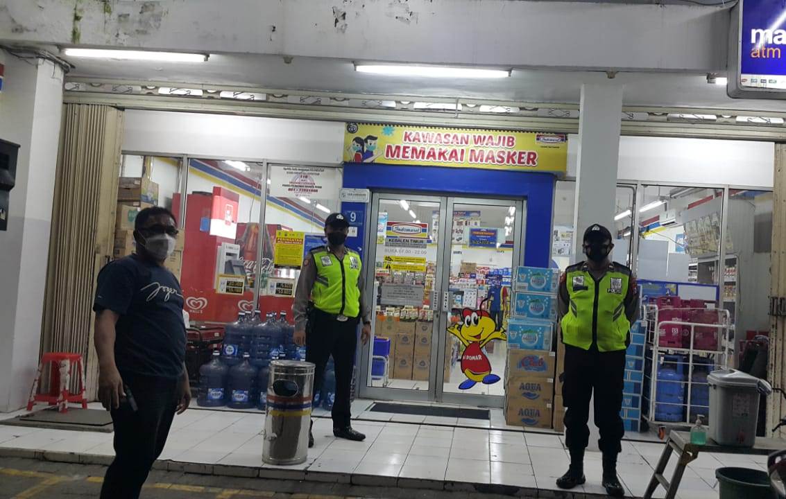 Polsek Pabean Cantikan Gelar Patroli Malam di Mini Market, Titip Pesan Waspada Uang Palsu