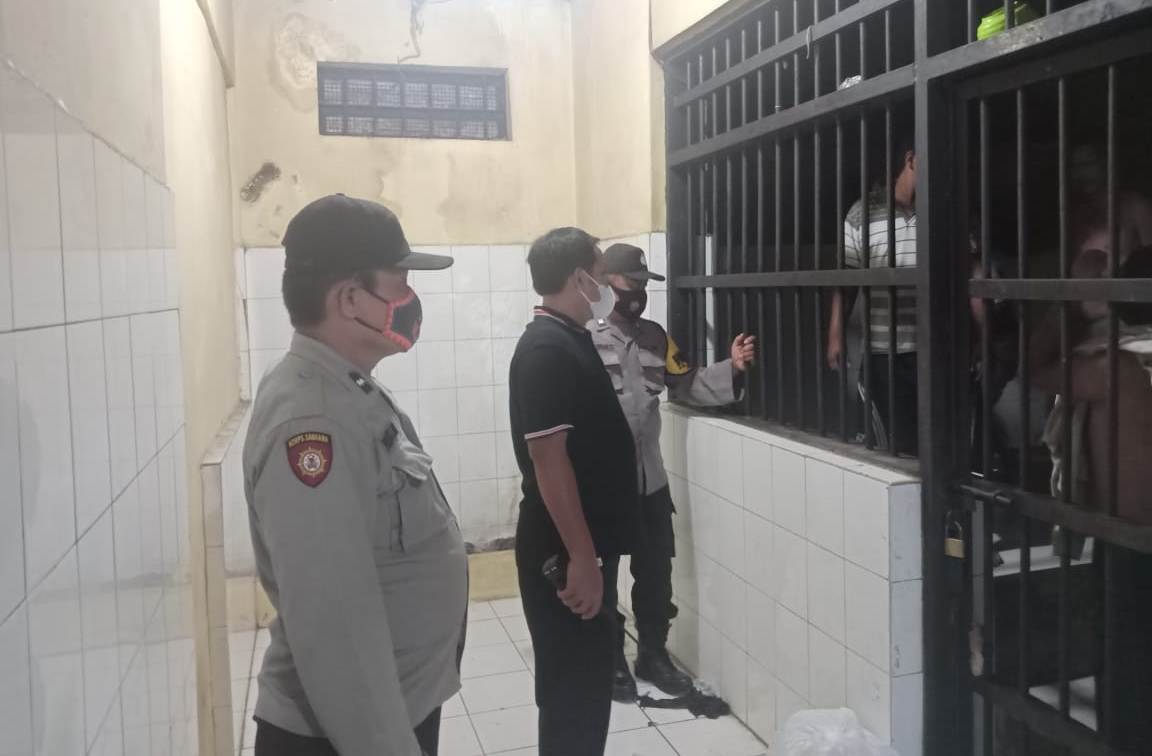 Cegah Tahanan Melarikan Diri & Antisipasi Barang Terlarang, Polsek Kenjeran Lakukan Pengecekan Rutin
