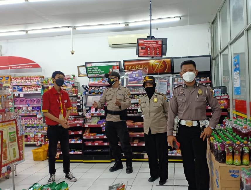Polsek Kenjeran Gelar Patroli Malam di Mini Market, Sampaikan Himbauan Waspada Uang Palsu