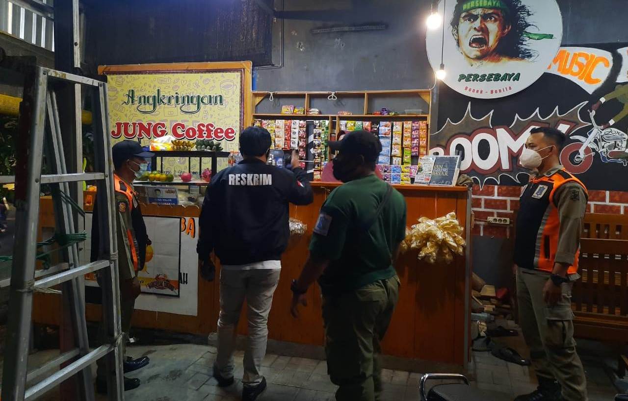 Polsek Kenjeran Gelar Operasi PPKM di Warkop, Ingatkan Aturan Jam Malam