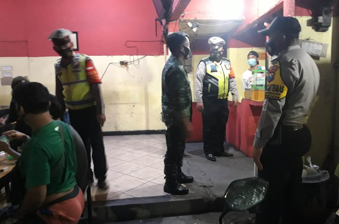 Polsek Krembangan Lakukan Operasi PPKM di Warkop-Warkop Bersama Personil Koramil