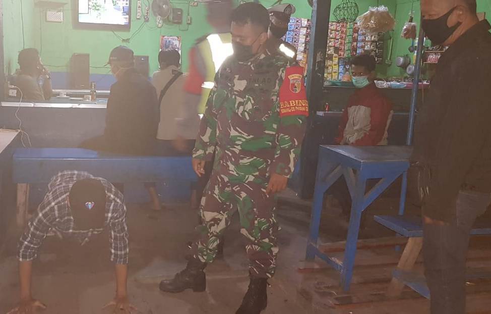 Cegah Terjadinya Kerumunan, Polsek Pabean Cantikan & Instansi Samping Lakukan Operasi PPKM di Warung-Warung
