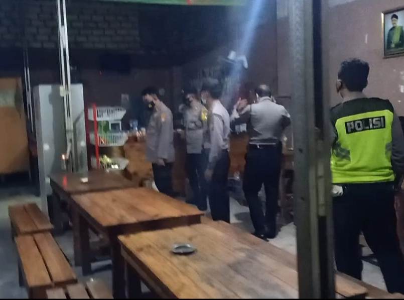 Polsek Asemrowo Lakukan Operasi PPKM di Warkop-Warkop