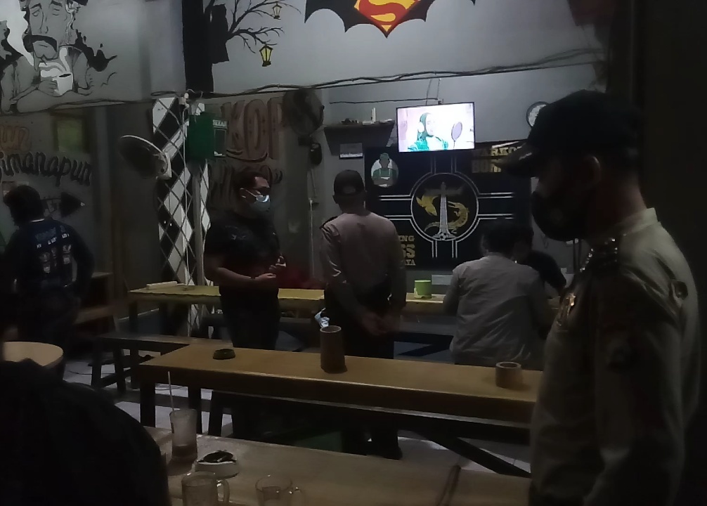 Sasar Warkop & Cafe, Polsek Asemrowo Bersama Instansi Samping Laksanakan Operasi Jam Malam