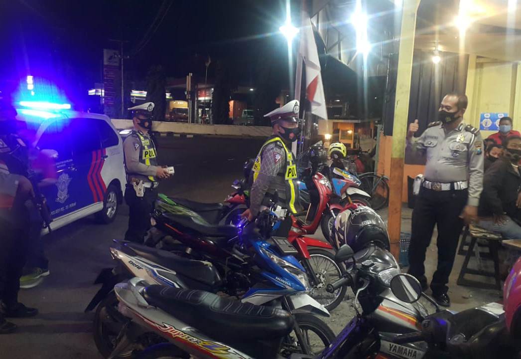 Polres Tanjung Perak Gelar Patroli Skala Besar Diikuti Pelaksanaan Operasi PPKM