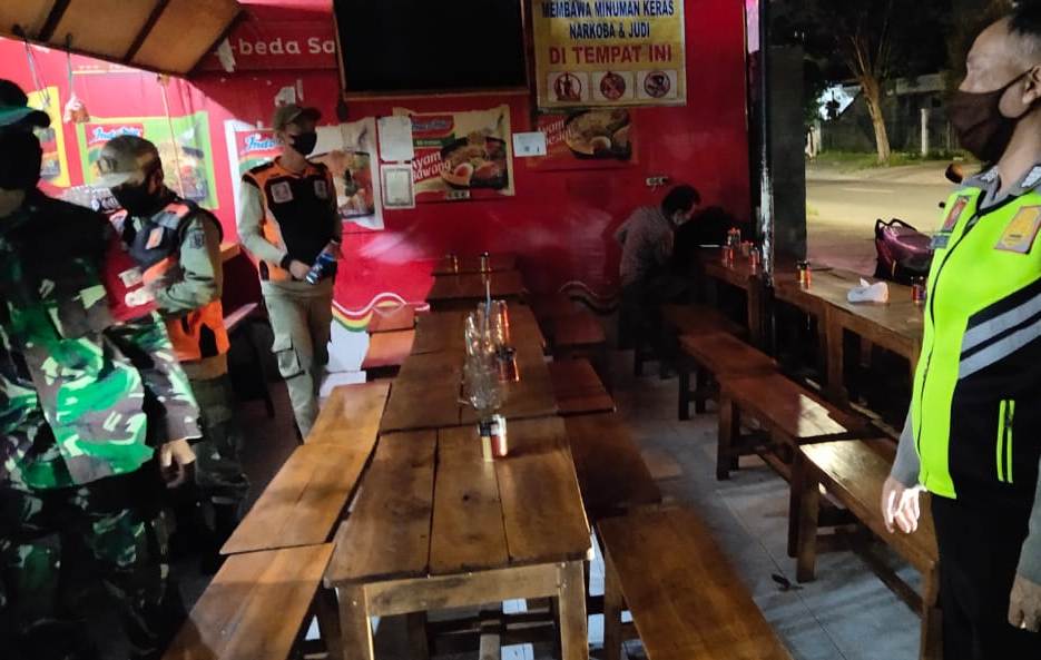 Polsek Krembangan Sambang Warung-Warung Untuk Operasi Pemberlakuan Jam Malam