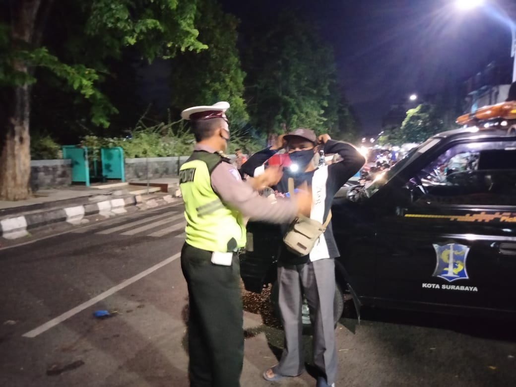 Polsek Semampir Gelar Operasi Penertiban Masker & Jam Malam, Sasar Warung & Pengguna Jalan