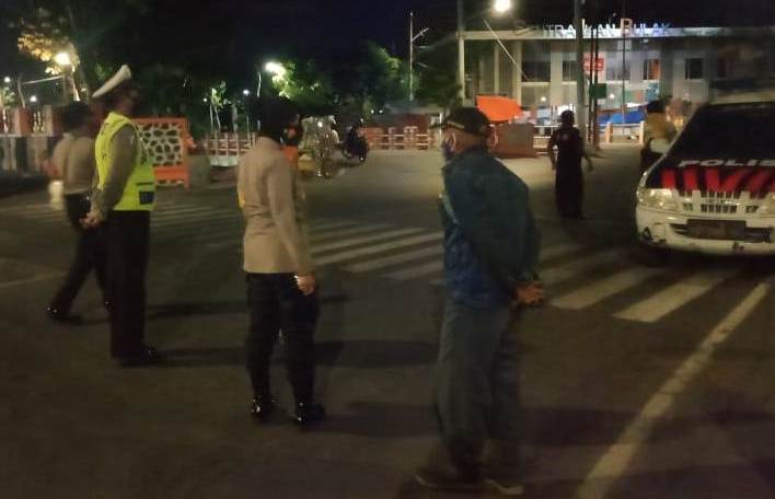 Kapolsek Kenjeran Pimpin Operasi Penertiban Masker di Taman Suroboyo