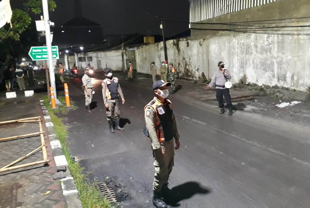Panit Binmas Polsek Kenjeran Pimpin Operasi Penertiban Masker di Depan Kantor Kecamatan Bulak