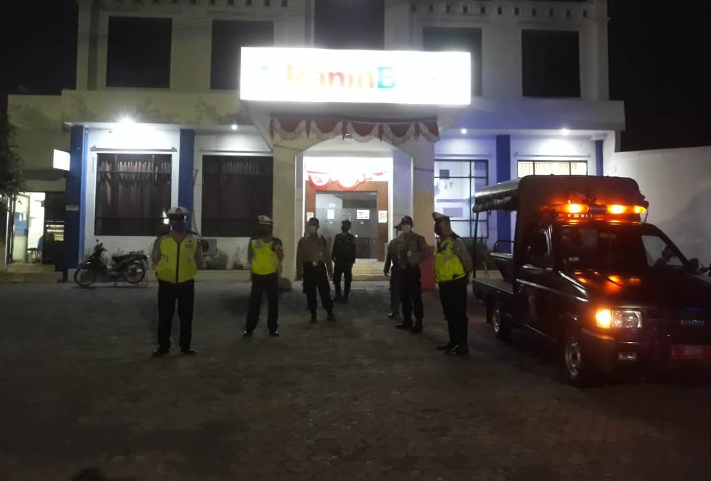 Polsek Asemrowo Gelar Patroli Malam di Kantor Bank, Antisipasi Kerawanan