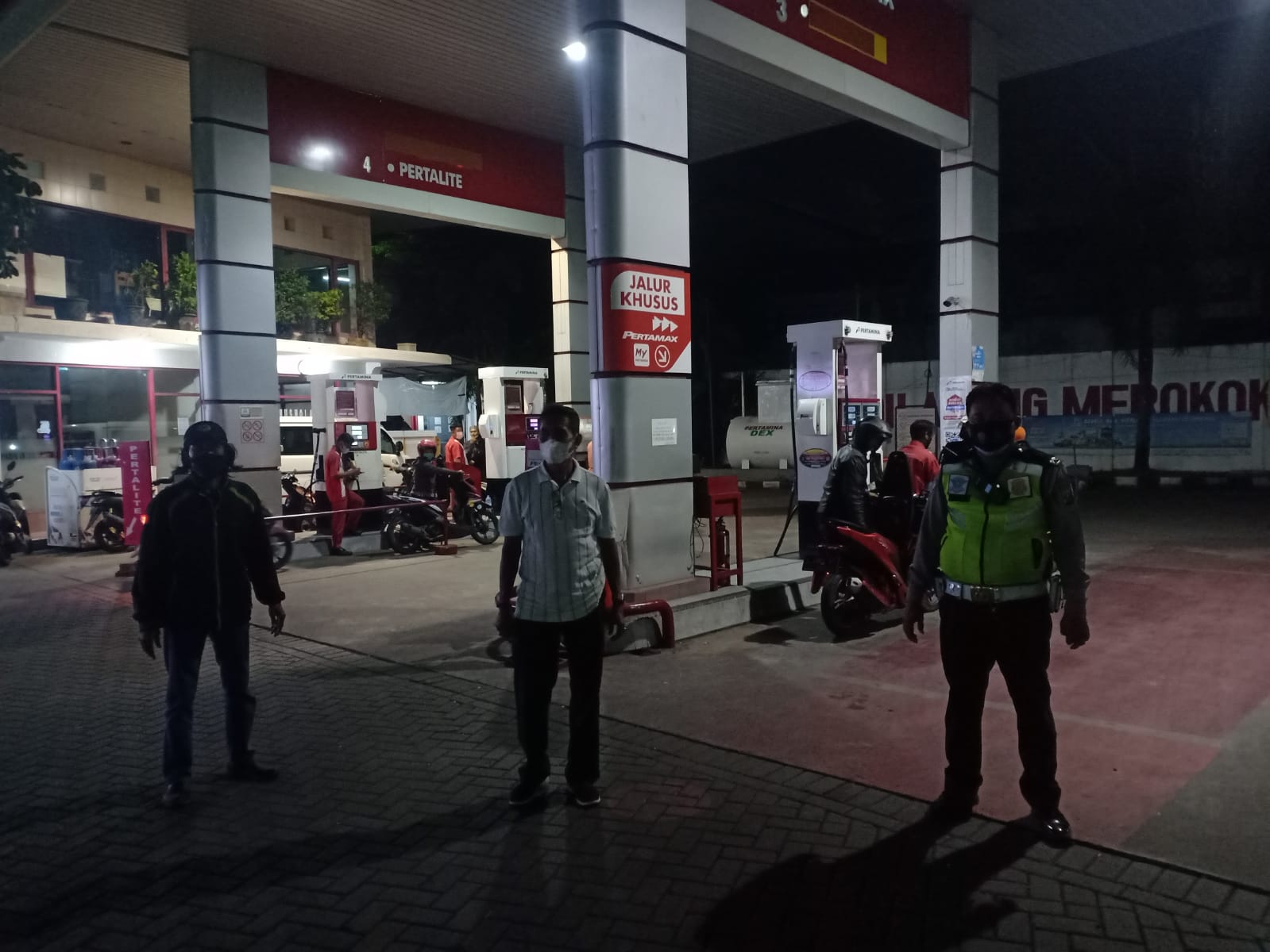 Polsek Semampir Lakukan Patroli Malam di SPBU, Sampaikan Himbauan Untuk Waspada Uang Palsu