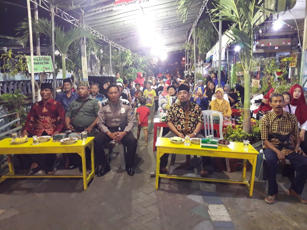 Polsek Kenjeran PAM Pentas Seni HUT RI Warga Tanah Merah