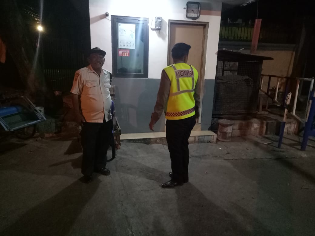 Satsabhara Polres Tanjung Perak Patroli Malam ke Pemukiman Jalan Kelantan