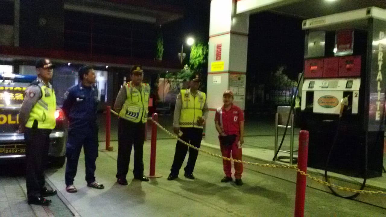 Antisipasi Kriminalitas & Uang Palsu, Polsek Asemrowo Rutin Patroli SPBU