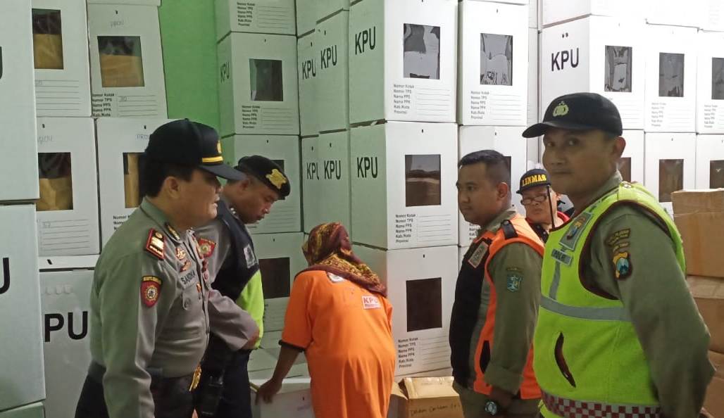 Polsek Pabean Cantikan Kontrol Logistik Pemilu di Kantor Kecamatan