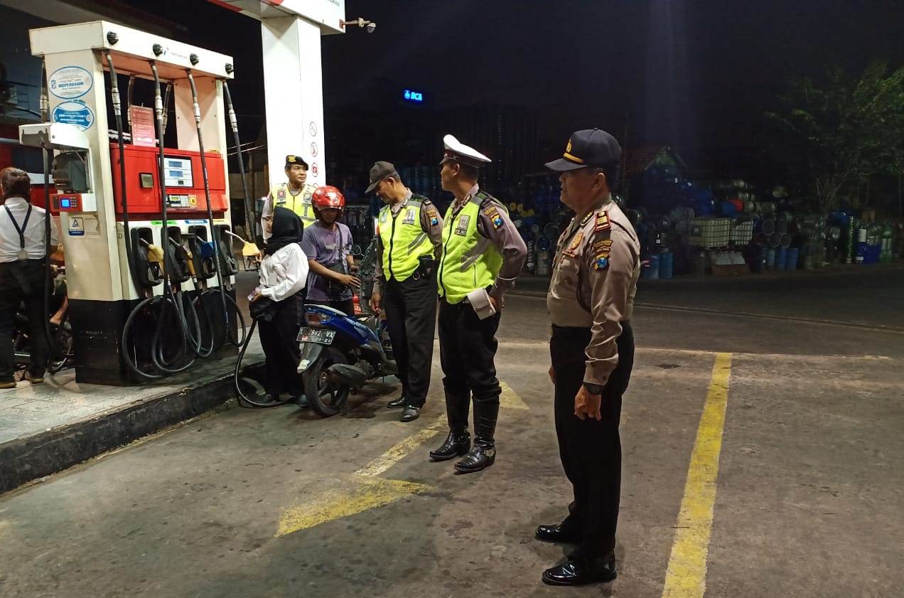 Unit Lantas & Unit Sabhara Polsek Pabean Cantikan Patroli Malam di SPBU, Antisipasi Kerawanan