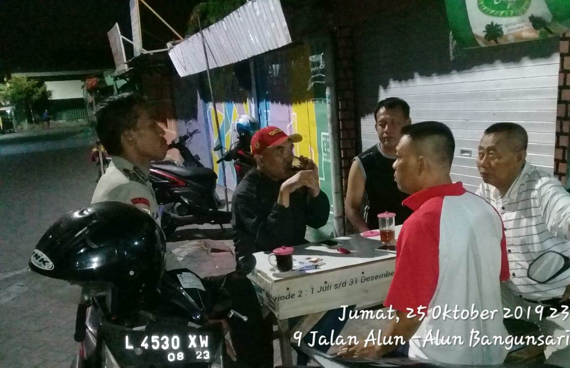 Babinkamtibmas Dupak Patroli Malam di Pemukiman, Sampaikan Waspada Orang Tak Dikenal