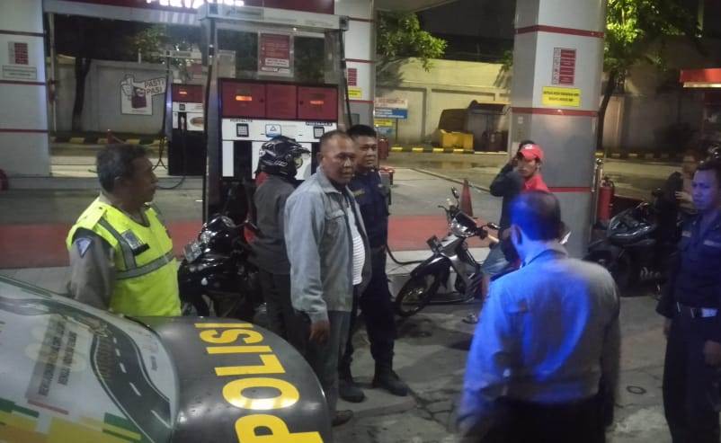 Patroli Malam di SPBU, Polsek Asemrowo Sampaikan Pesan Waspada Jambret