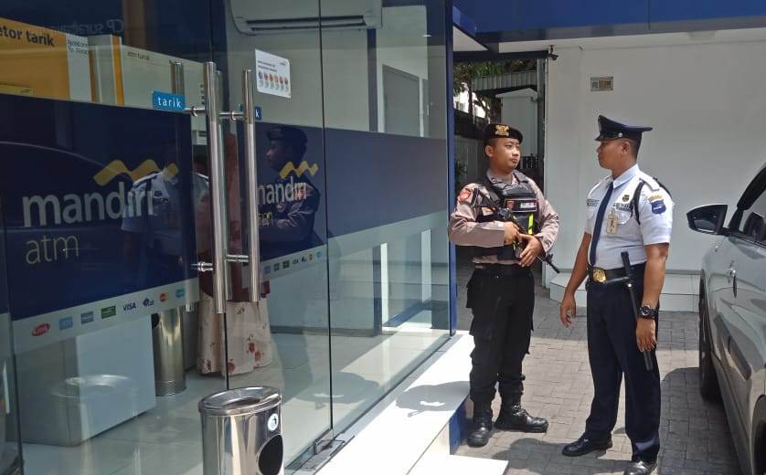 Satsabhara Polres Tanjung Perak Pantau Keamanan Kantor Bank Melalui Patroli Rutin