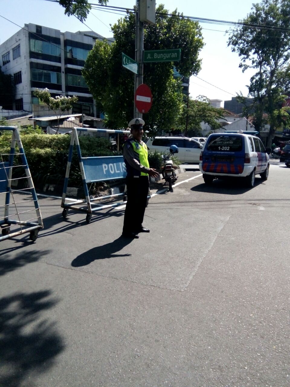 Macet Parah, Jalur Arah Polsek Pabean Cantikan Terpaksa Distop