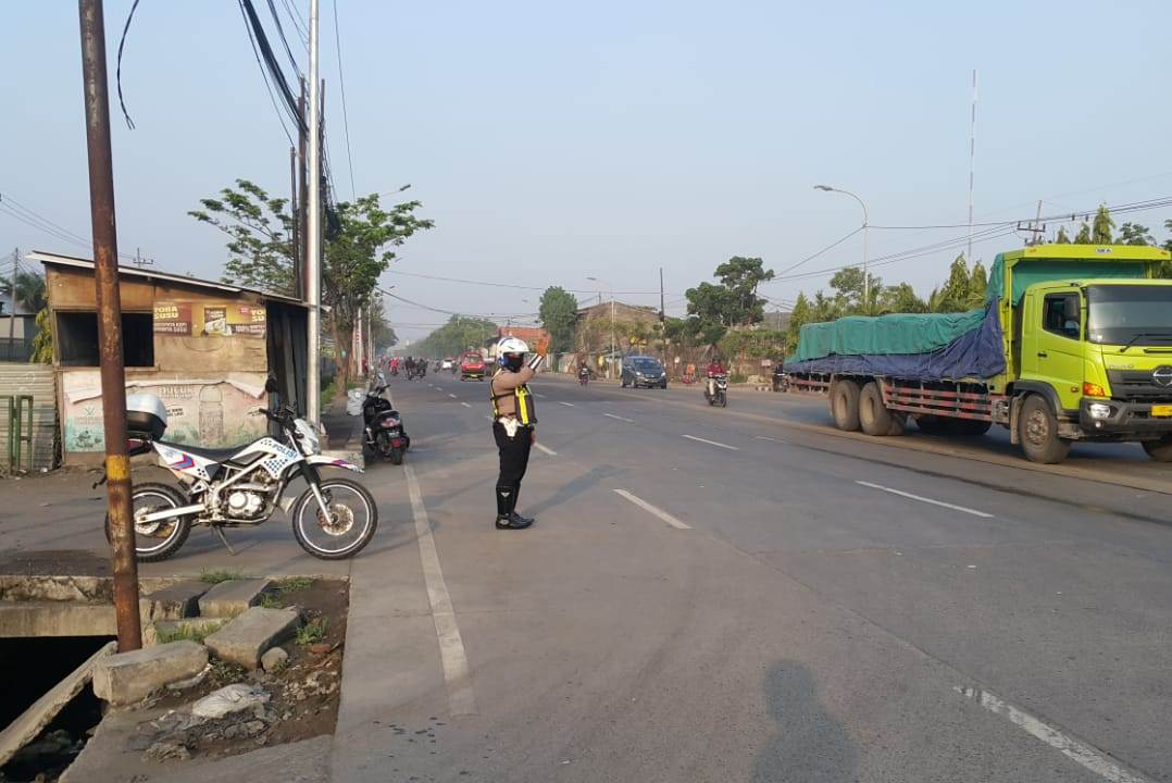 Satlantas Polres Tanjung Perak Atur Lalu Lintas Pagi, Berikan Pelayanan Pada Masyarakat