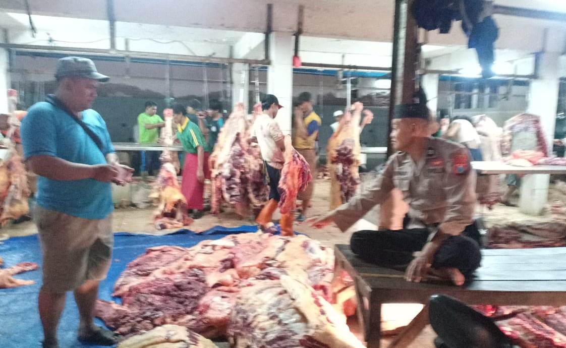 Babinkamtibmas Sidotopo Lakukan Pemantauan Aktivitas Penyembelihan Hewan di RPH