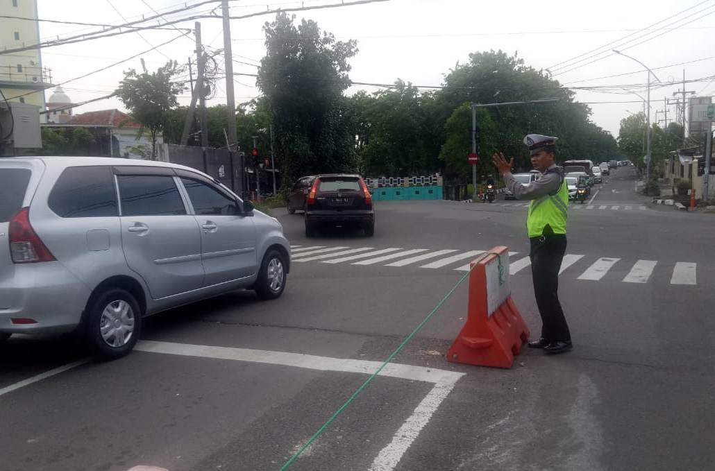 Unit Lantas Polsek Kenjeran Lakukan Pengaturan Pagi Cegah Kemacetan