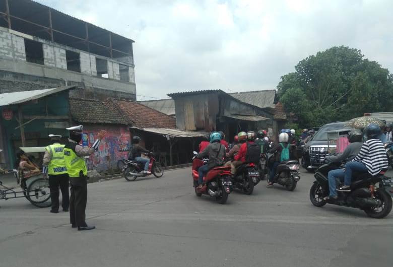 Polsek Asemrowo Gelar Pengaturan Pagi Beri Pelayanan Pada Masyarakat
